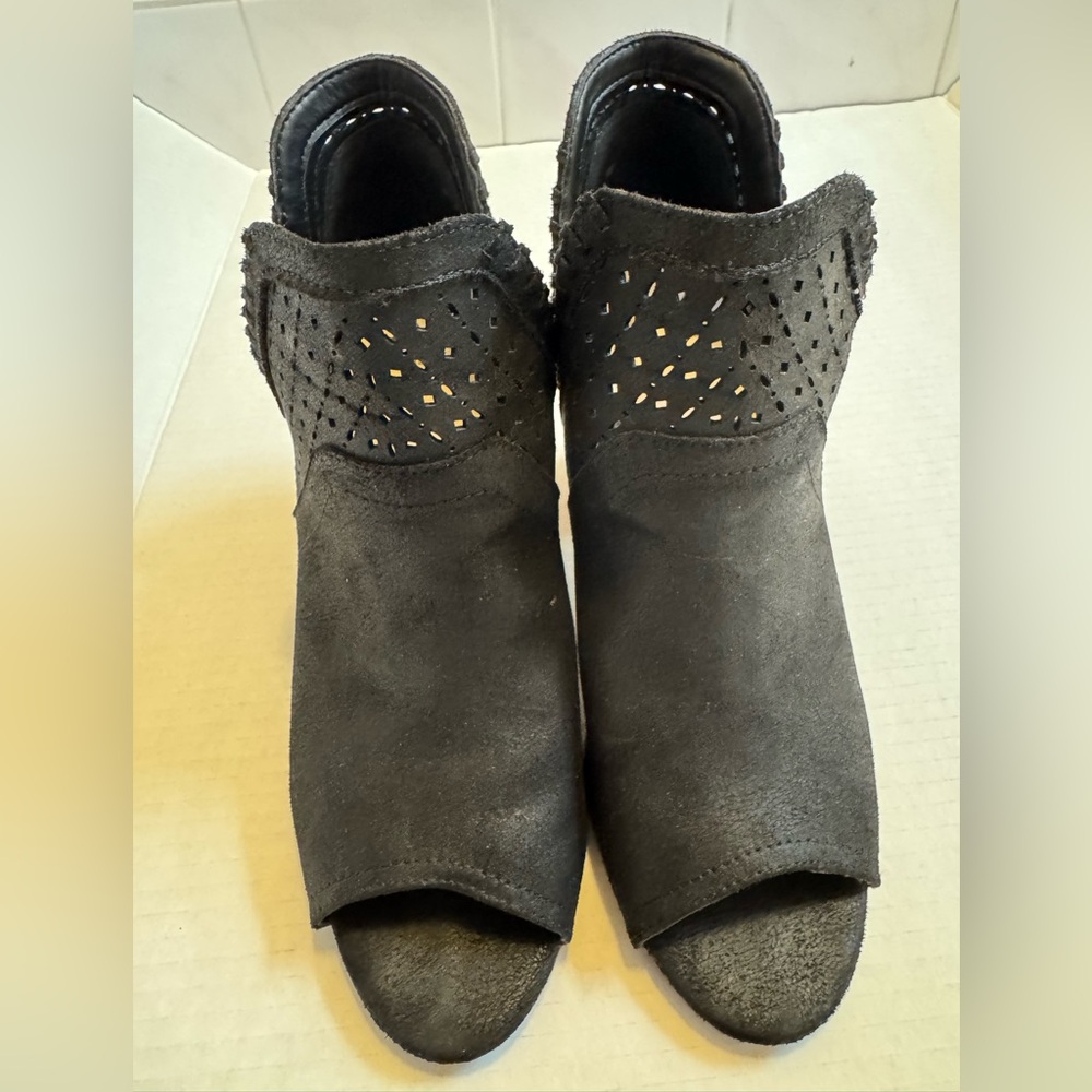 FERGIE Black Women's Peep-Toe Ankle Boots, with cut out design. Pre loved size 8 - Picture 10 of 10